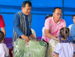 20241217070008.jpg - มอบผ้าห่มกันหนาวให้กับนักเรียนโรงเรียนบ้านเวียงแหงทุกคน | https://banwianghaeng.ac.th/